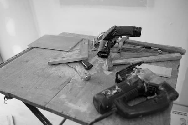 Mesa de trabajo de carpintero con su herramienta. Montaje de suelo flotante. Reformas Urgull en Donostia