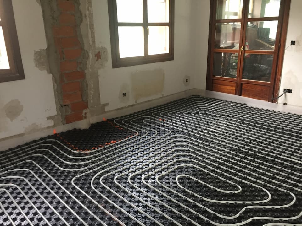 Instalación de calefacción suelo radiante en vivienda de Donostia / San Sebastián