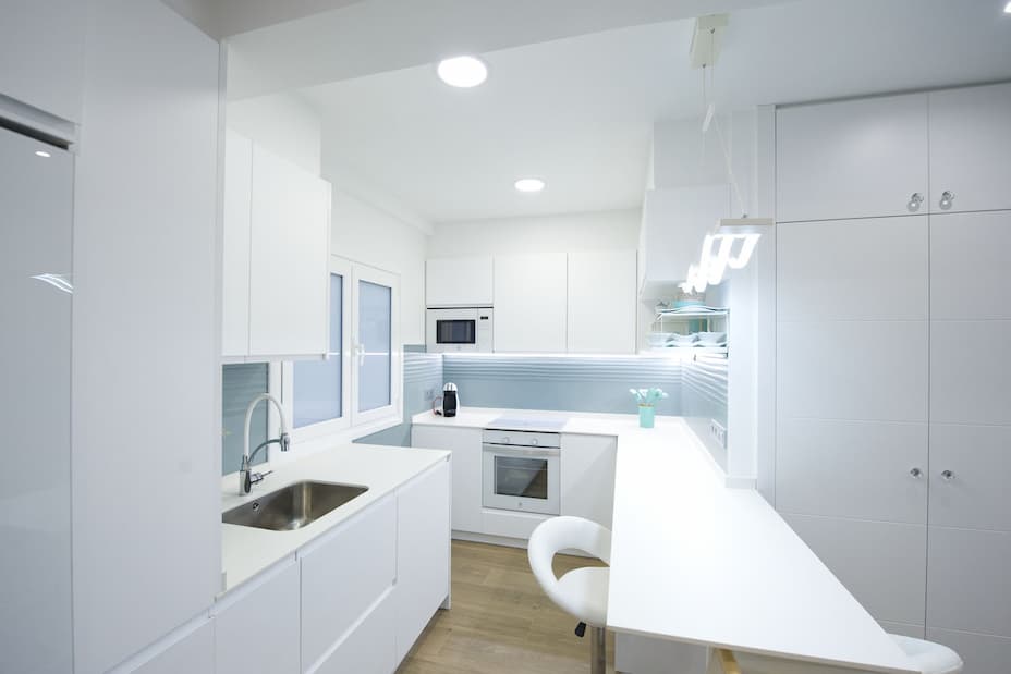 Cocina blanca, conmuebles de cocina blancos y sin tiradores. Reforma cocina