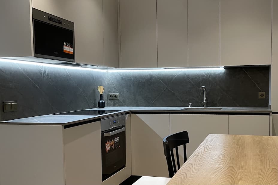 Cocina reformada con amplia zona de trabajo iluminada con tiras LED