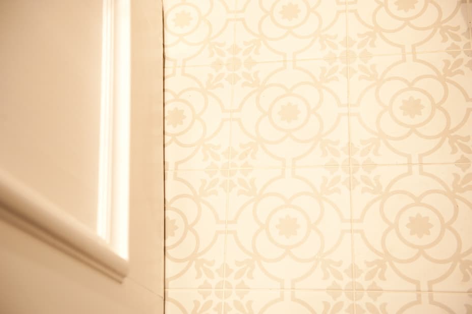 Renovación de azulejos en el baño con un diseño de patrón retro y tonos beige