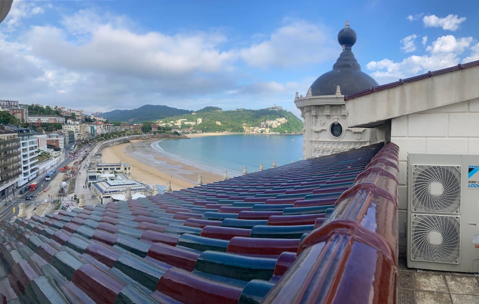 Máquinas de aire acondicinado en emblemático edificio de Donosti / San Sebastián con vista a la playa